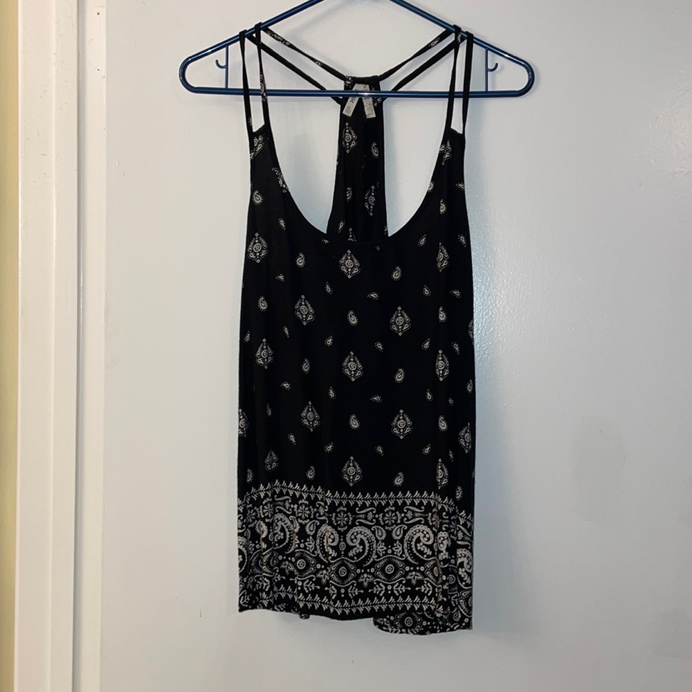 Pretty black and white design flowey tank top
